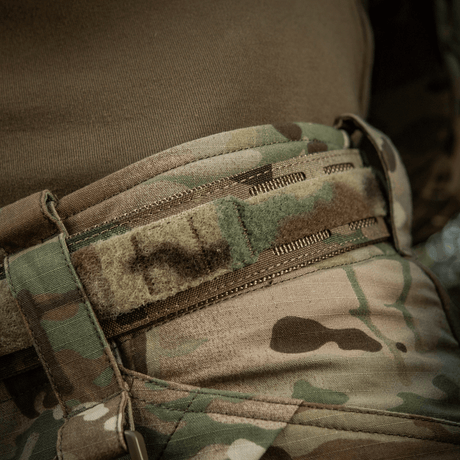 M-Tac Cobra Buckle Taktisk Bælte Laser Cut monteret på camo-uniform for militær og politi udstyr. Materialer: Cordura Squadron, 40 mm nylonwebbing.