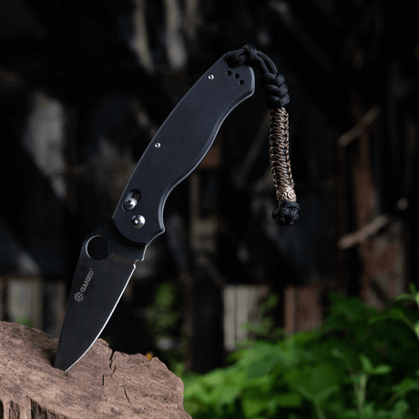 M‑Tac Knife Lanyard Scandinavian paracord-tillbehör på fickkniv i naturlig miljö för stil och funktion.
