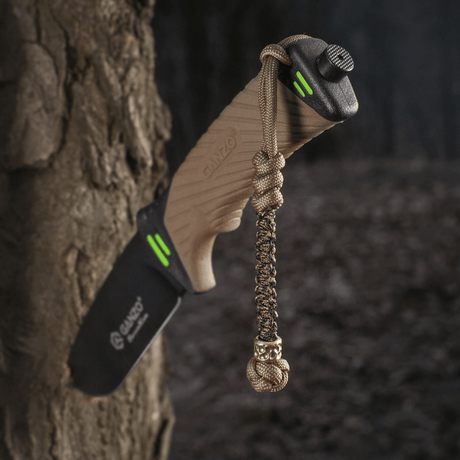 M-Tac Knife Lanyard Scandinavian Granule flätad paracord-lanyard på skogsbakgrund, idealisk för personlig anpassning av fickkniv