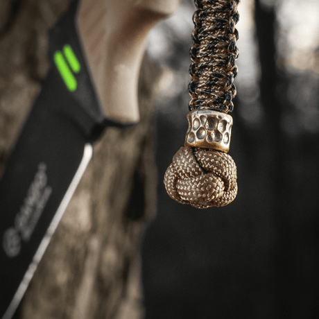 M-Tac Knife Lanyard Scandinavian Granule i flätad paracord med dekorativ knut fäst vid kniv, praktiskt och stilfullt tillbehör