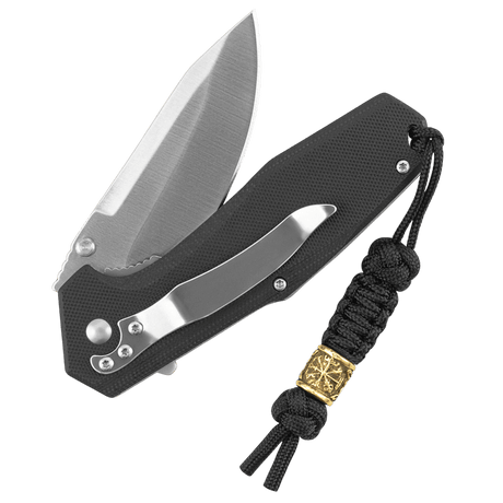 M-Tac Lanyard Scandinavian Small Helmet of Terror fastgjort til en sort taktisk kniv, dekoreret med skandinaviske motiver og paracord.
