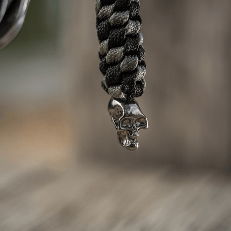 M-Tac Knife Lanyard Helix Skull med flätad paracord och skalledesign, tillför stil åt fickknivar och gör den lätt att hantera.