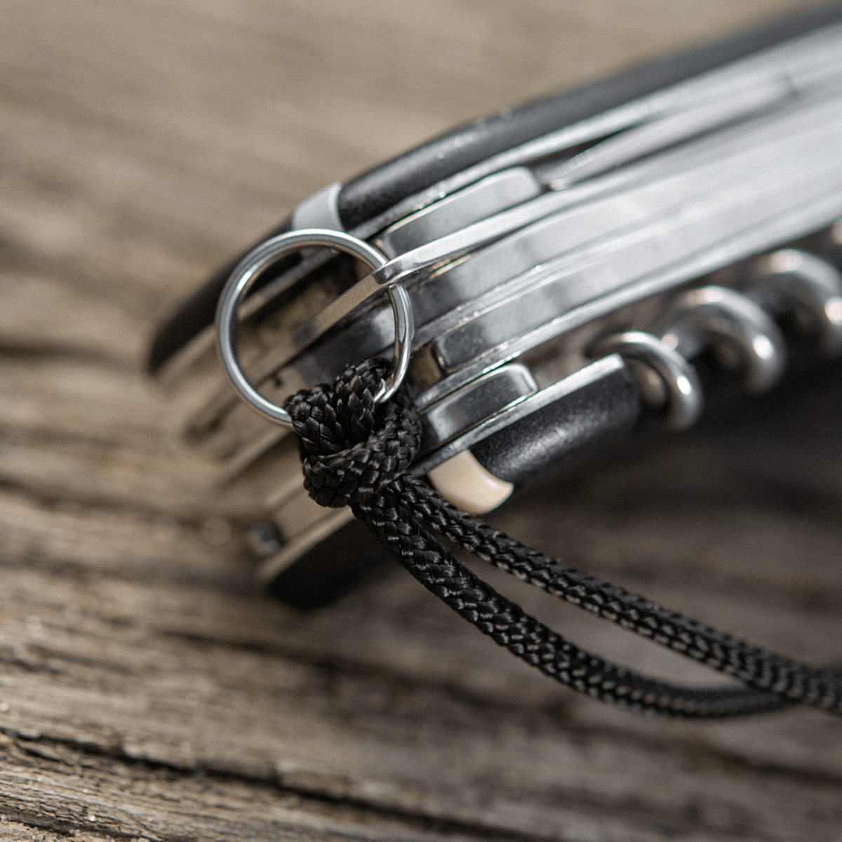 M-Tac Knife Lanyard Helix Skull, flettet paracord tilføjer stil og funktionalitet til lommeknive, sort lanyard på foldekniv.