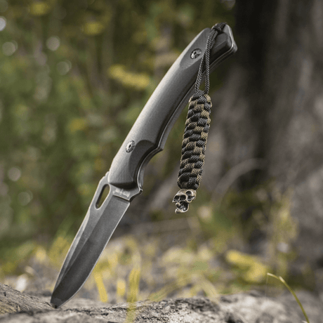 M-Tac Knife Lanyard Helix Skull med flätad paracord tillför stil åt fickkniven, fungerar som flexibel förlängning av handtaget.