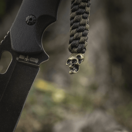 M-Tac Knife Lanyard Helix Skull i flätad paracord, dekorerad med en skalle, tillför stil och funktion till din fickkniv.