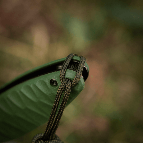 M-Tac Knife Lanyard Celtic i flätad paracord på grön bakgrund, stilfullt tillbehör till knivar.