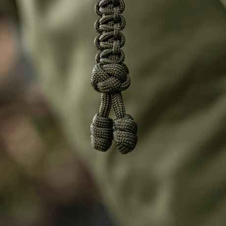 Den flätade M-Tac Loopy Snake Skull Lanyard i paracord för knivar och utrustning, stilfullt och hållbart tillbehör.