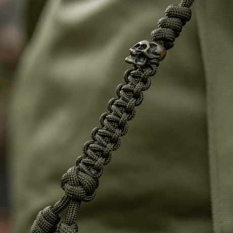 M-Tac Loopy Snake Skull Lanyard med flätad paracord 550 type III, stilfullt och hållbart tillbehör för knivar eller små utrustningsföremål.