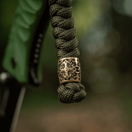 M-Tac Viper Lanyard Scandinavian med flätad paracord i grått och dekorativ Viper-pärla i närbild, som framhäver hållbarhet och stil.