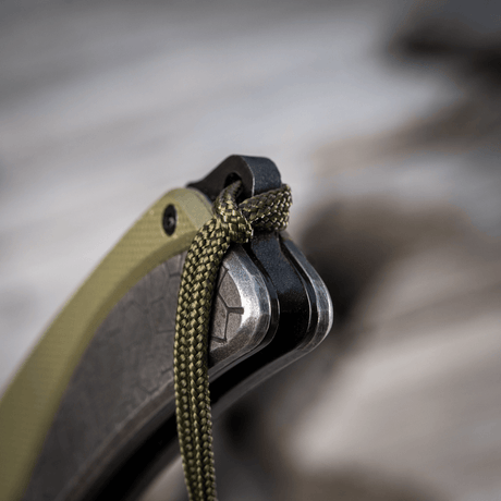 M-Tac Viper Lanyard Stainless Steel på en modern kniv, visar flätad paracord och rostfritt stål för stil och funktion.