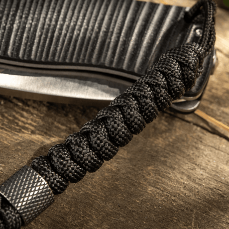 M-Tac Viper Lanyard Stainless Steel med flätad paracord och rostfri stålpärla som accent, förbättrar knivens stil.