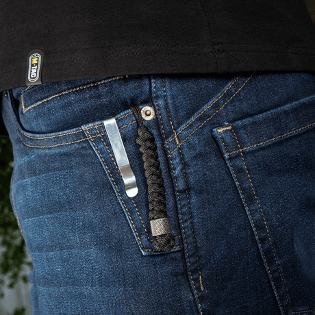 M-Tac Viper Lanyard Stainless Steel i jeansficka med paracord och rostfri Viper-pärla, för snabb åtkomst till kniv.
