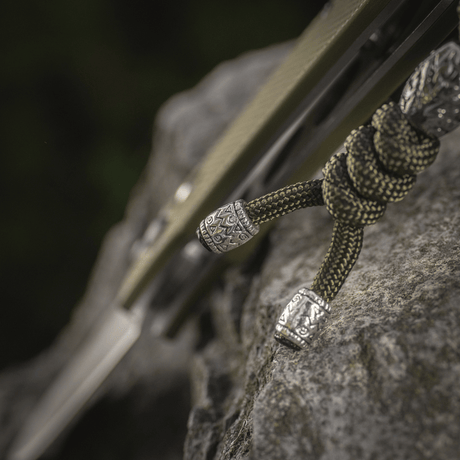 M-Tac Zeus Stainless Steel Lanyard i flätad paracord-design med dekorativa pärlor för snabb knivåtkomst och utrustningssäkerhet.