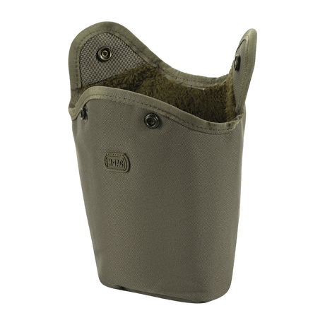 M-Tac Flaskhållare MOLLE i slitstark polyester med PVC‑beläggning för flaskbäring på turer, med dräneringshål och MOLLE‑fäste, 120 x 70 x 170 mm.