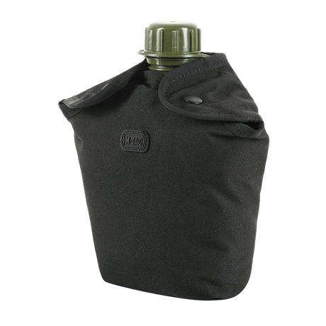 M-Tac Flaskhållare MOLLE i slitstark polyester med PVC‑beläggning, dräneringshål och MOLLE‑system för vandring. Svart färg, med drickflaska.