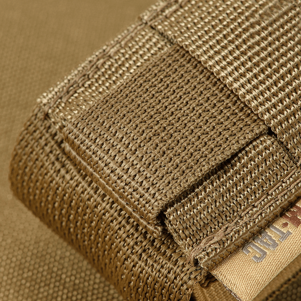 M-Tac Gasdåseholder Vertikal i MIL-SPEC strop med Woojin-lås, klar til montering via MOLLE-system for nem adgang til beskyttelsesudstyr.