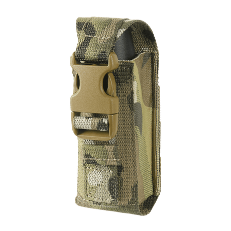 M-Tac Gasdåseholder Vertikal i camouflage med MIL‑SPEC‑rem och Woojin‑lås för säker montering på bälte eller utrustning via MOLLE‑system.
