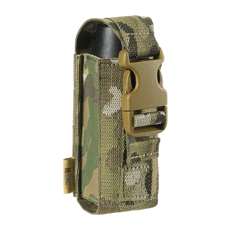 M-Tac Gasdåseholder Vertikal i camouflage med Woojin‑lås, designad för snabb åtkomst och säker förvaring, kompatibel med MOLLE‑system.
