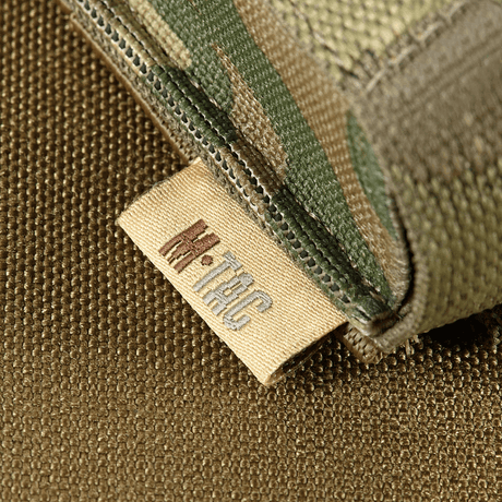 M-Tac Gasdåseholder Vertikal med MIL‑SPEC‑rem och Woojin‑lås i camouflage‑design, sedd mot en strukturerad bakgrund.