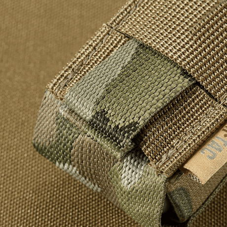 M-Tac Gasdåseholder Vertikal för MOLLE‑system, gjord av MIL‑SPEC‑remmar med Woojin‑lås för enkel hantering, närbild i camouflage.