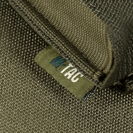 Närbild av M-Tac Gasdåseholder Vertikal i robust material med tydlig M-Tac-logotyp, för snabb åtkomst till gaspatroner.