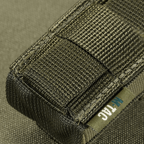 Närbild av M-Tac Gasdåseholder Vertikal i robust MIL-SPEC-material, lämpad för MOLLE-system, med Woojin-lås, svart design.