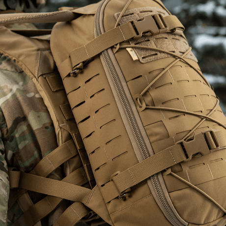 M-Tac Rygsäck Sturm Elite Gen.II i fältet med MOLLE-system och slitstarkt Cordura-material för utomhusbruk.