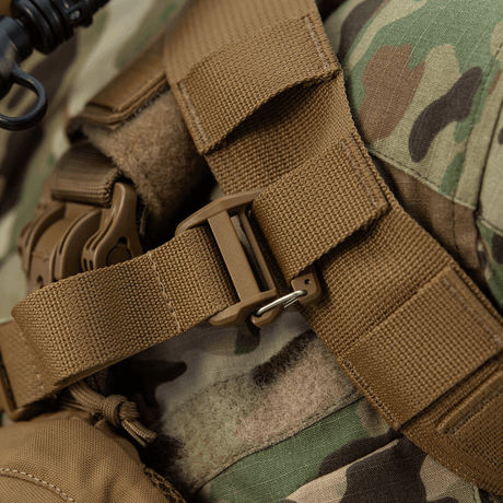 Detalj av M-Tac Rygsäck Sturm Elite Gen.II spänne med camoprint och förstärkt rem i slitstarkt Cordura 500D och 1000D-material.