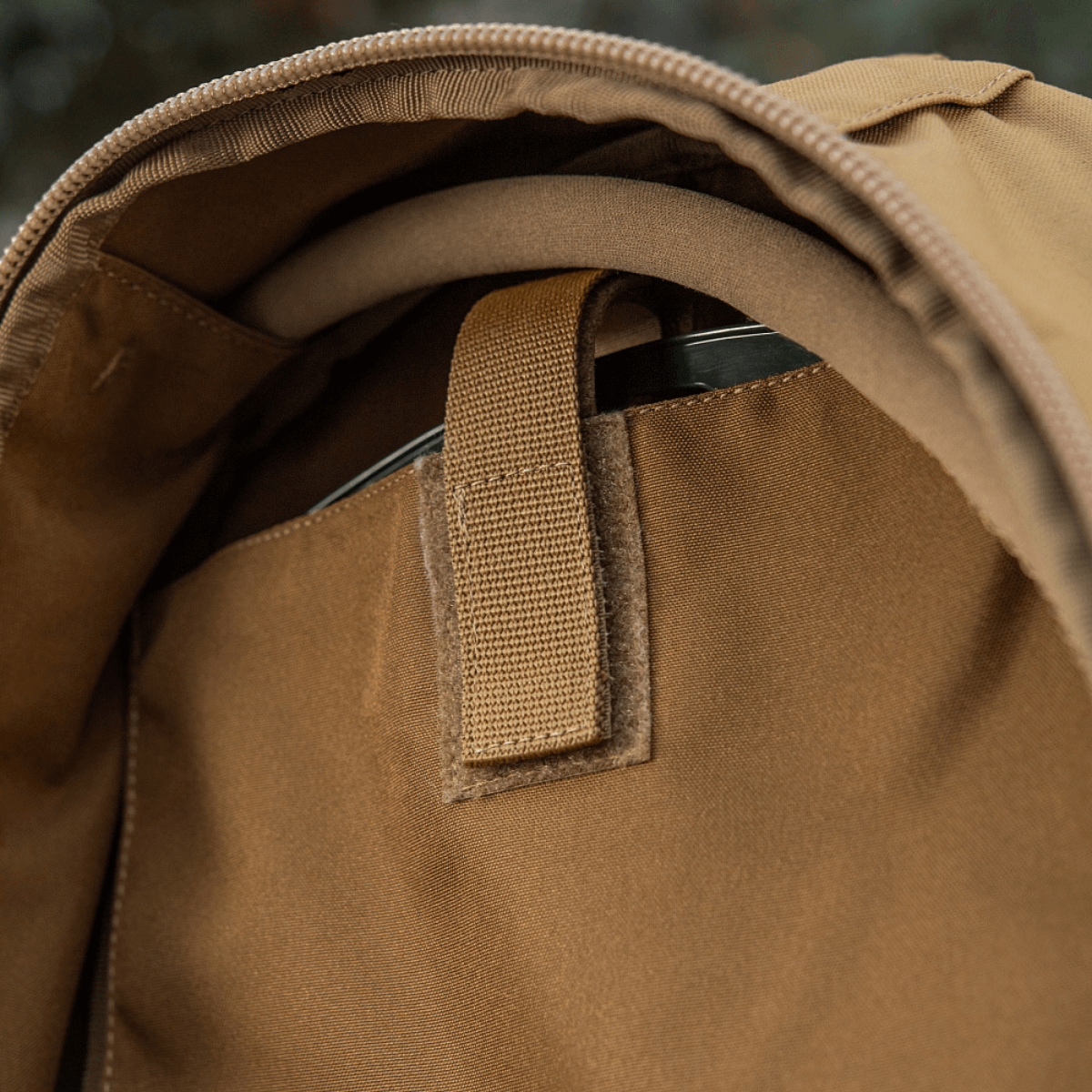 Indvendigt rum i M-Tac Rygsæk Sturm Elite Gen.II med justerbar rem og vandbeholderklap, lavet af slidstærk Cordura materiale.