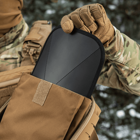 Soldat med M-Tac Rygsäck Sturm Elite Gen.II visar ryggsäckens invändiga fack, designat för självförsörjande fältresor.