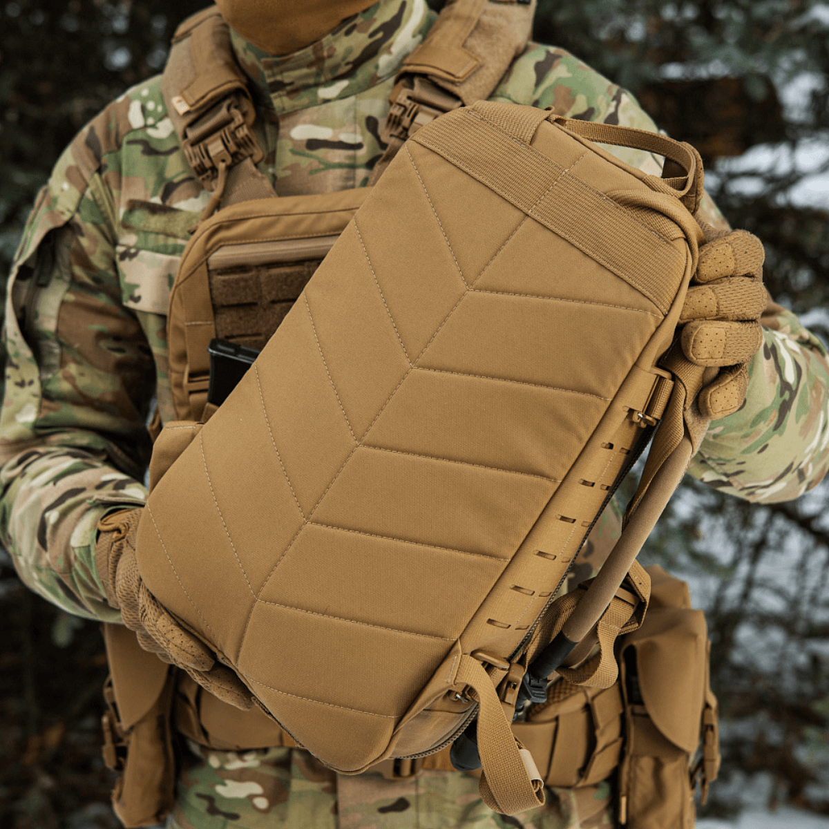 M-Tac Rygsæk Sturm Elite Gen.II i brug i felten. Raid-rygsæk med MOLLE system og holdbart Cordura materiale, designet til selvforsyning.