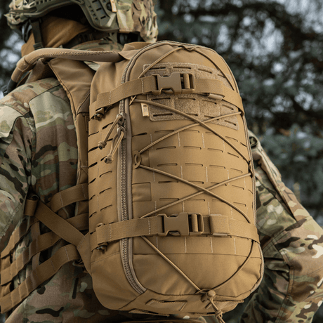 M-Tac Rygsäck Sturm Elite Gen.II med MOLLE-system och elastisk snörning, designad för fältbruk, sedd på en soldat i camouflage.