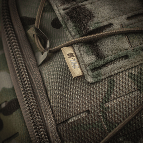 Detaljerad vy av M-Tac Rygsäck Sturm Elite Gen.II tillverkad i robust Cordura-material med camouflagemönster och blixtlåsförslutning.