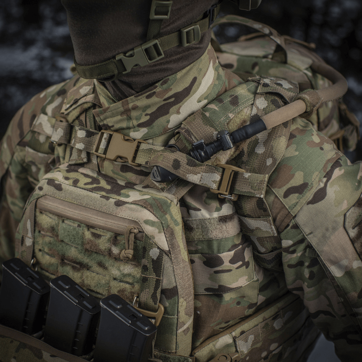 M-Tac Rygsæk Sturm Elite Gen.II i aktion, set med MOLLE system og drikkesystem. Avanceret raid-rygsæk til taktiske operationer.