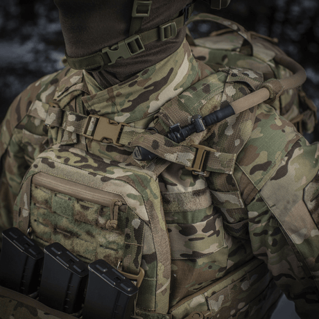 M-Tac Rygsäck Sturm Elite Gen.II i camo med MOLLE-system och inbyggt vätskesystem, sedd i fältmiljö.