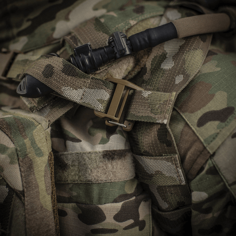 M-Tac Rygsäck Sturm Elite Gen.II med vätskesystem och camouflagemönster, närbild av spänne och hydreringsslinga.