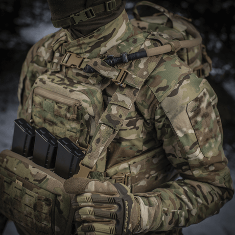 Soldat bär M-Tac Rygsäck Sturm Elite Gen.II i camouflagedräkt. Ryggsäck med MOLLE-system och inbyggt vätskesystem.