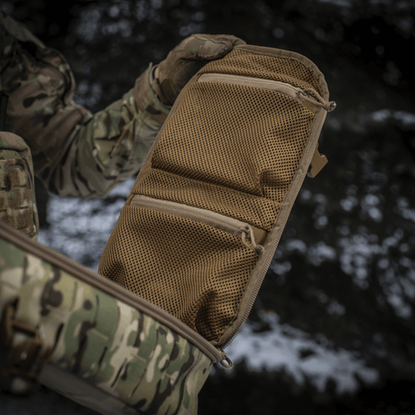 M-Tac Rygsäck Sturm Elite Gen.II med öppnat huvudfack med nätfickor för EDC-utrustning i fältet, militärt camouflagedesign.