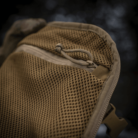 Detalj av M-Tac Ryggsäck Sturm Elite Gen.II med nätficka för EDC-utrustning. Tillverkad av hållbar Cordura för utomhusbruk.