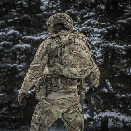 M-Tac Rygsäck Sturm Elite Gen.II på militärpersonal i camouflagedräkt i skogsmiljö under vintern.