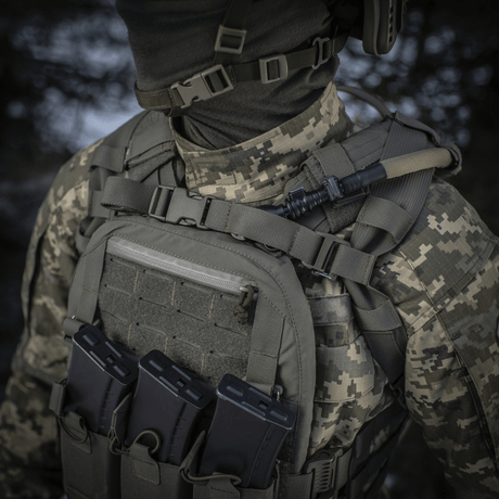 M-Tac Ryggsäck Sturm Elite Gen.II bärs av soldat i kamouflageuniform med taktisk utrustning och MOLLE-system synligt framifrån.