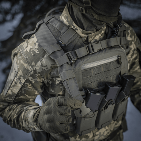 Militärutrustning med MOLLE Laser Cut-system och kamouflageuniform