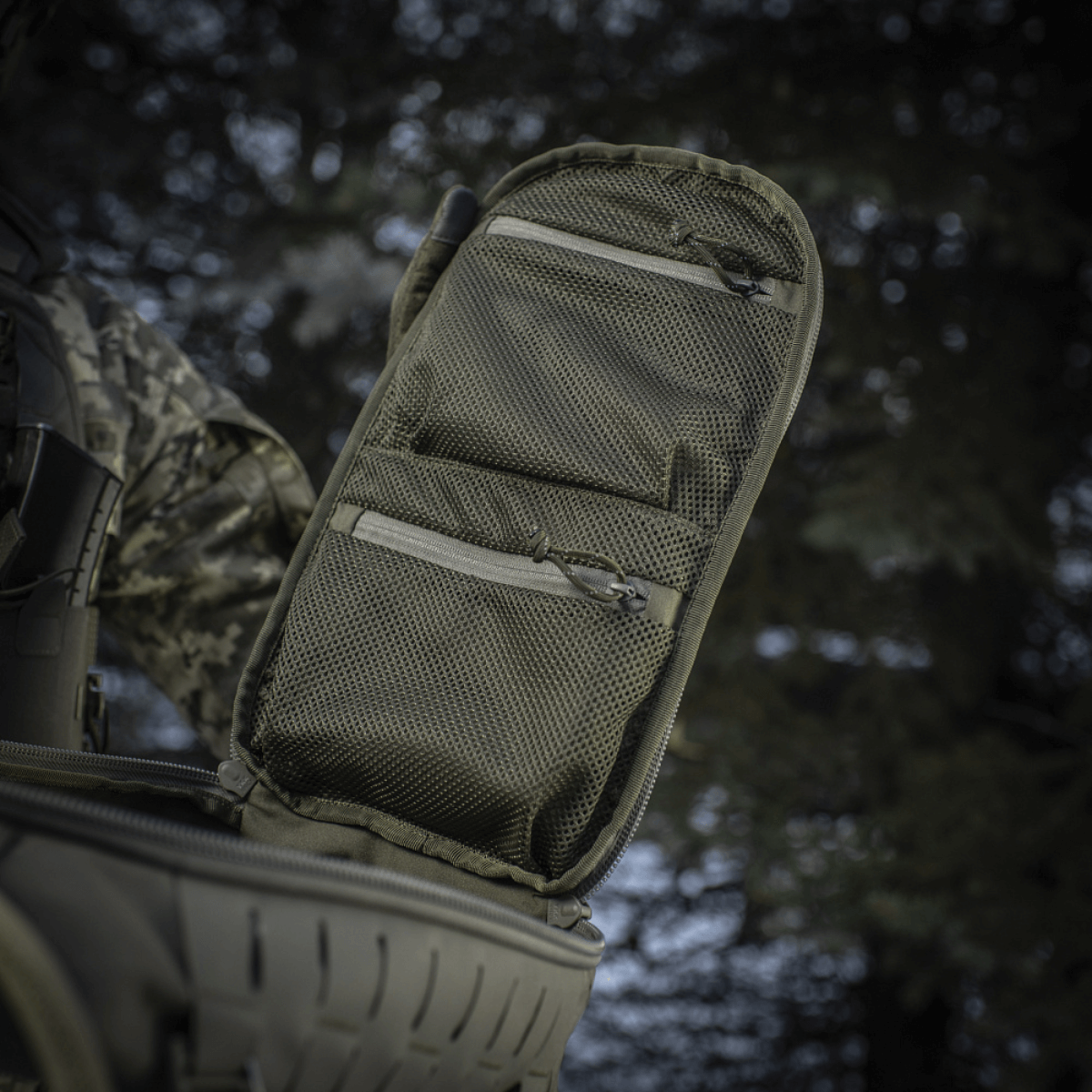 Åben lomme på M-Tac Rygsæk Sturm Elite Gen.II med netlommer til EDC-udstyr, ideel til feltophold og ekstraudstyr.