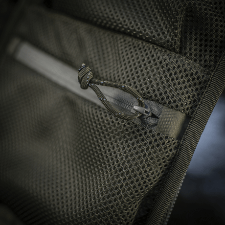 Detalj av M-Tac Ryggsäck Sturm Elite Gen.II med nätfickor för EDC-utrustning och robust Cordura-material, idealisk för raid-bruk.