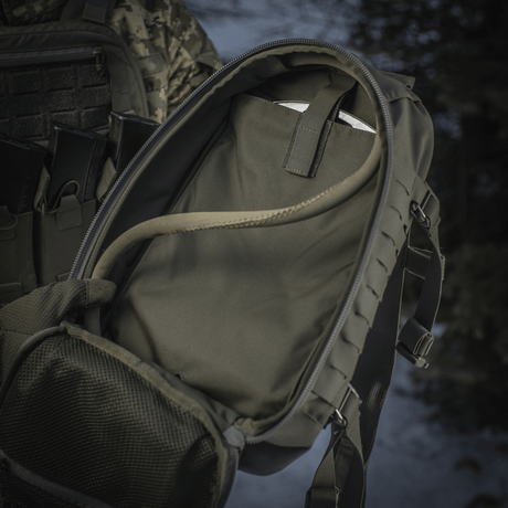M-Tac Ryggsäck Sturm Elite Gen.II visar koffertliknande huvudfack och vätskesystem, idealisk för fältresor med MOLLE-system för extra utrustning.