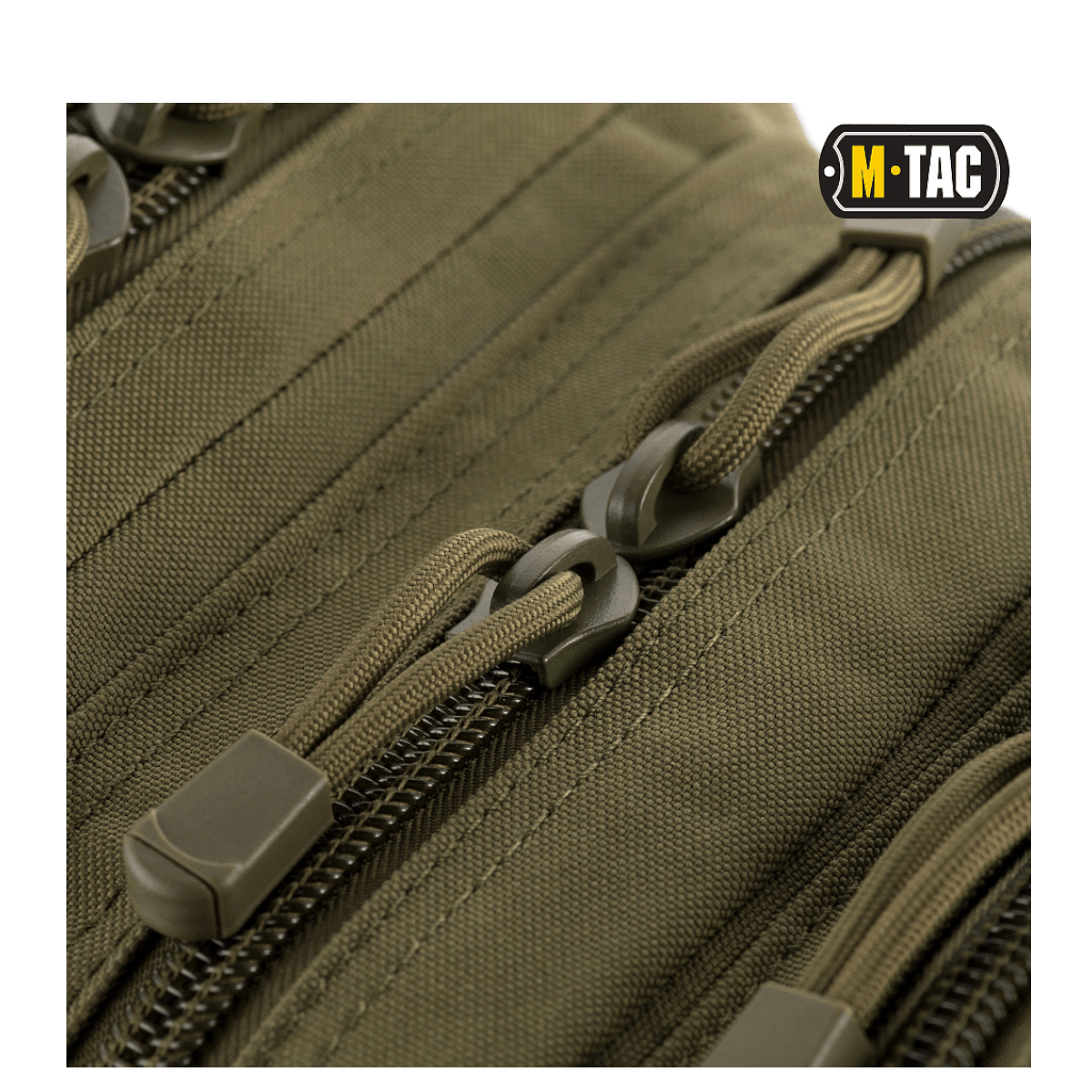 Nærbillede af lynlåse på M-Tac Assault Pack med MOLLE-system og polstrede skulderremme.