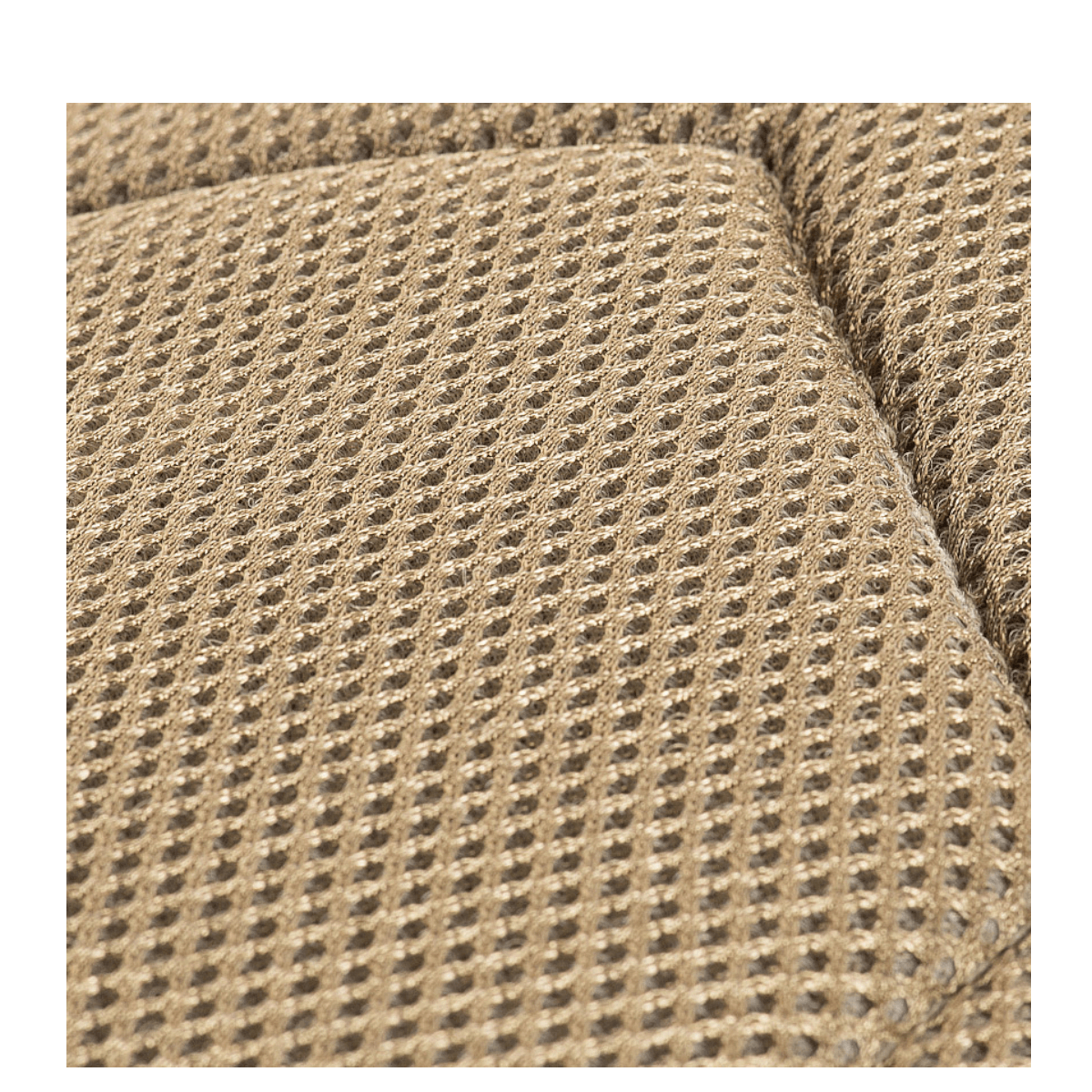 Nærbillede af M-Tac Assault Pack med polstrede skulderstropper, khaki materiale og MOLLE-system