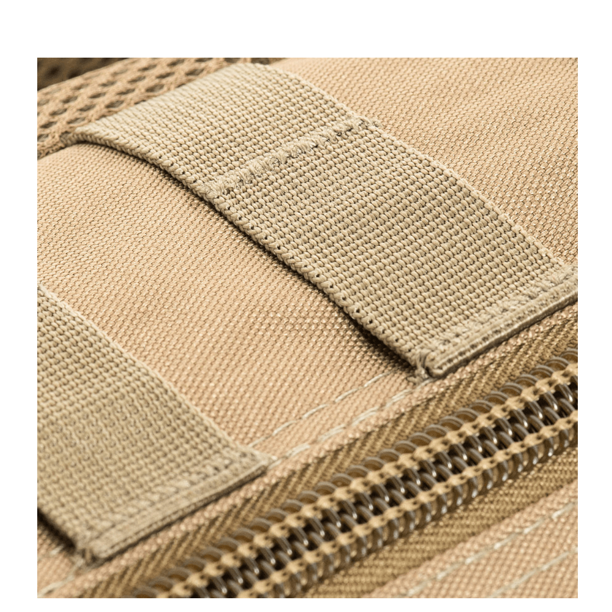 Nærbillede af MOLLE-systemet på M-Tac Assault Pack med lynlåslukning