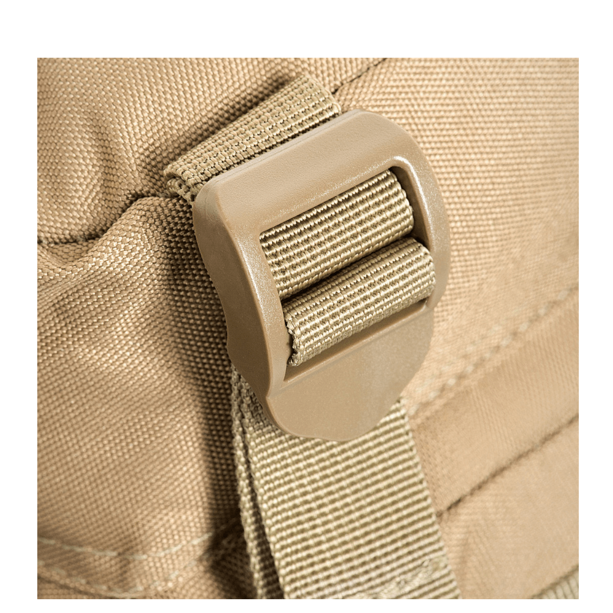 Detalje af spænde på M-Tac Assault Pack med MOLLE-system i sandfarvet materiale.