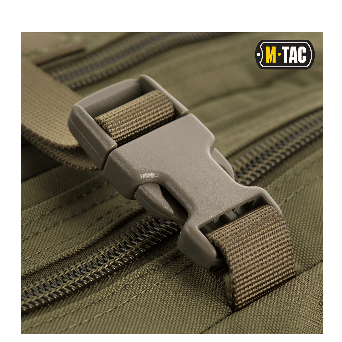 Nærbillede af spænde på M-Tac Assault Pack med MOLLE-system, ideel til bybrug og vandreture. Komfortable polstrede skulderremme.